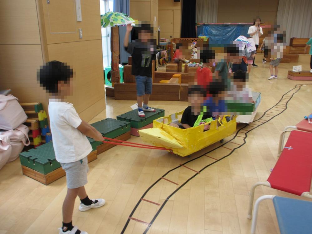 ホールで遊園地遊びをする園児