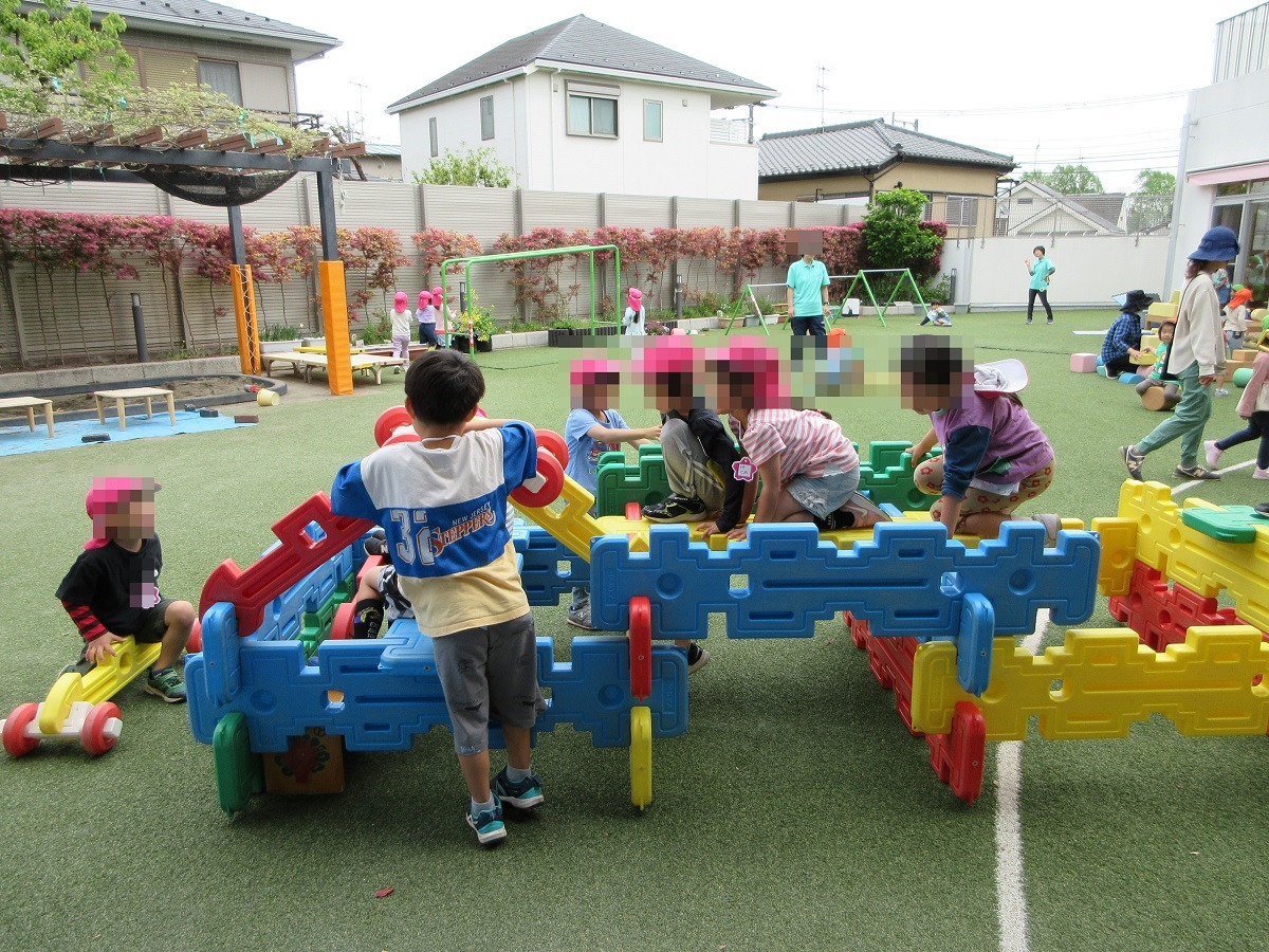 マルチパネルで遊ぶ園児