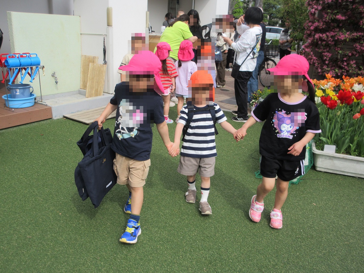 登園する園児