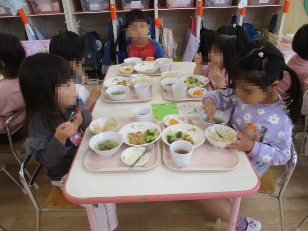 給食を食べている様子