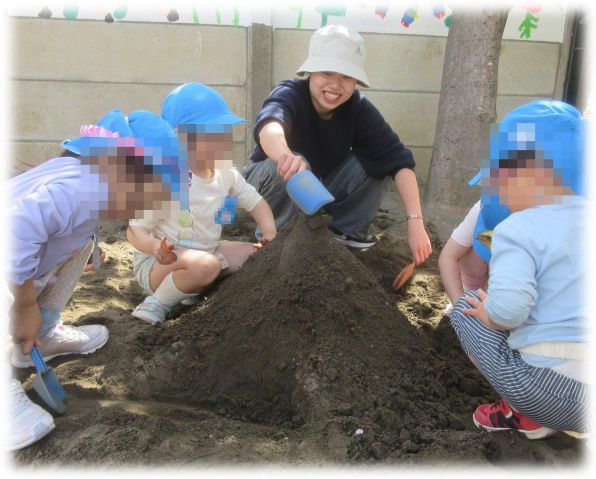 砂場で遊ぶ子どもたち