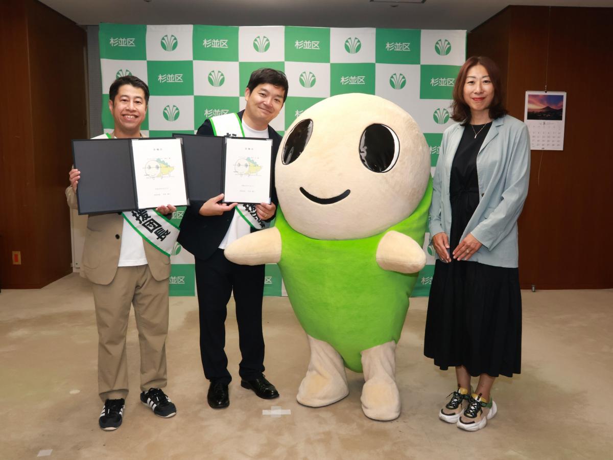 集合写真（ウエストランド・なみすけ・区長）