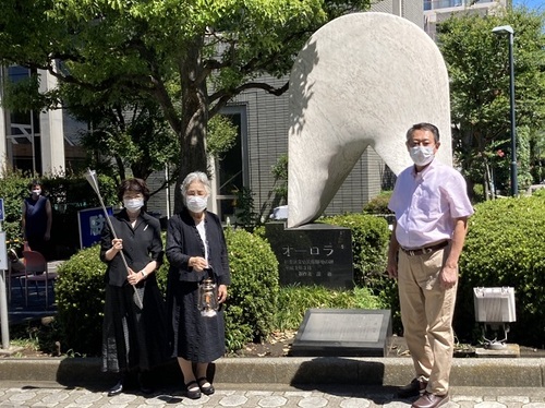 オーロラの碑前での集火式