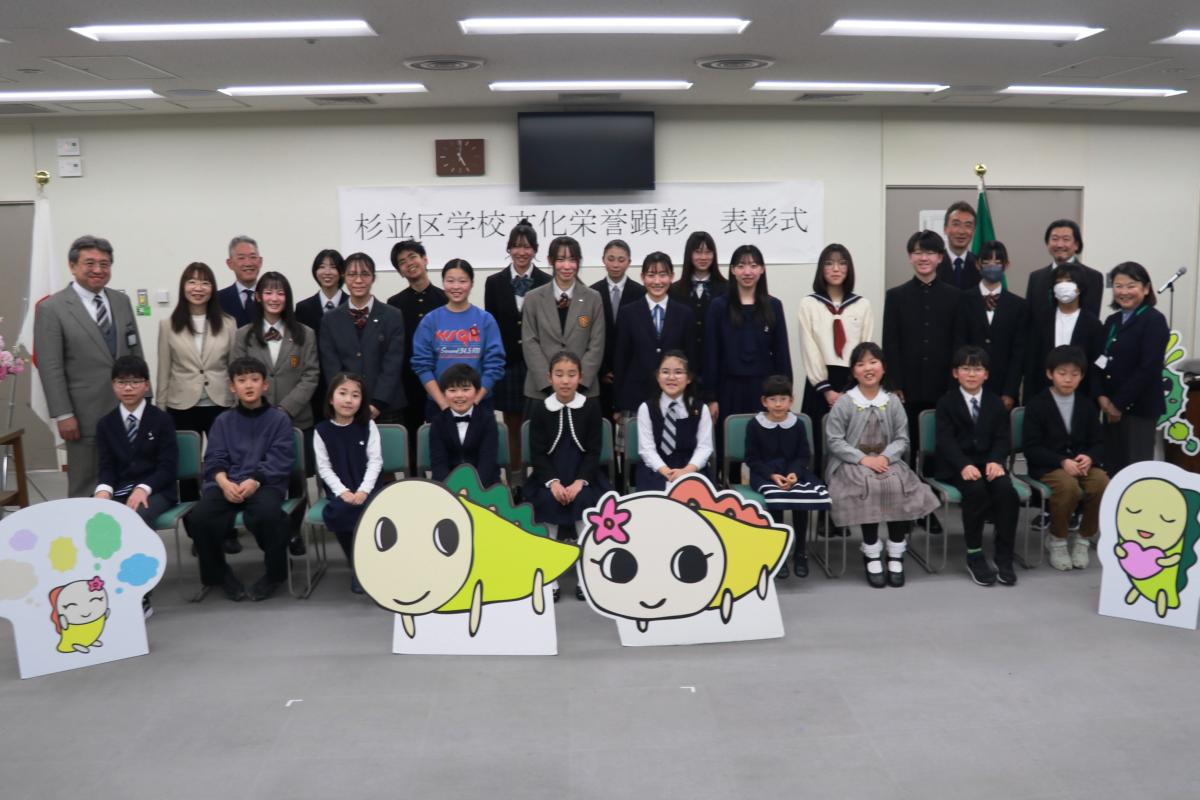 令和7年度学校文化栄誉顕彰受賞者の記念集合写真