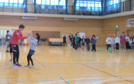 FC東京の選手と子どもたちが交流する様子